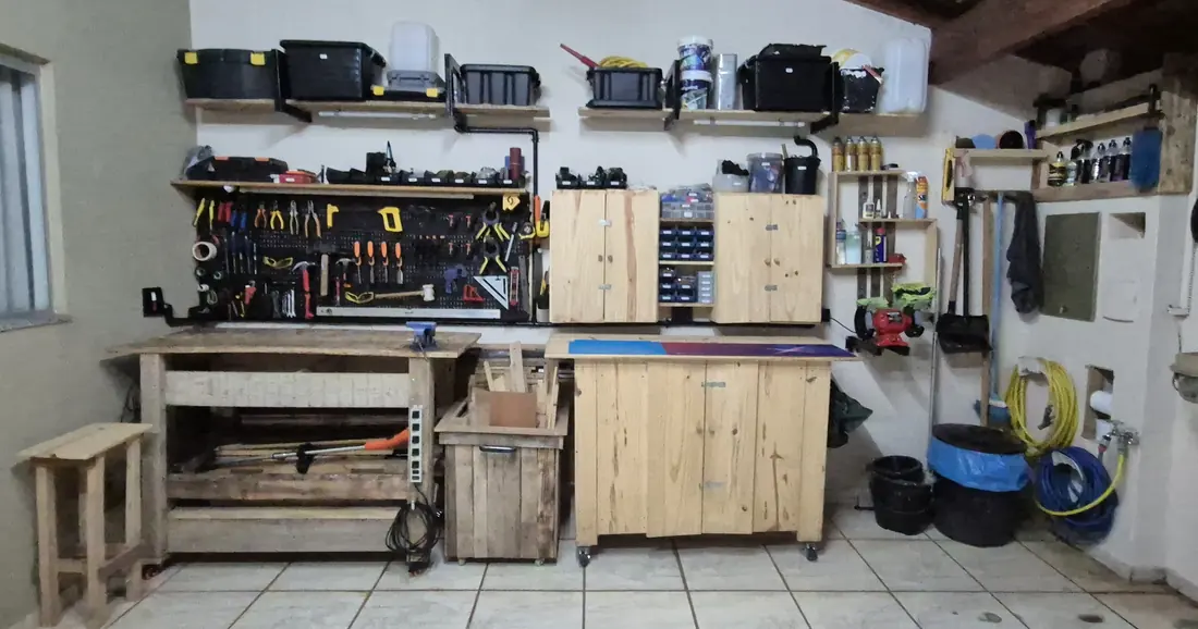 Oficina de marcenaria na garagem feita com paletes